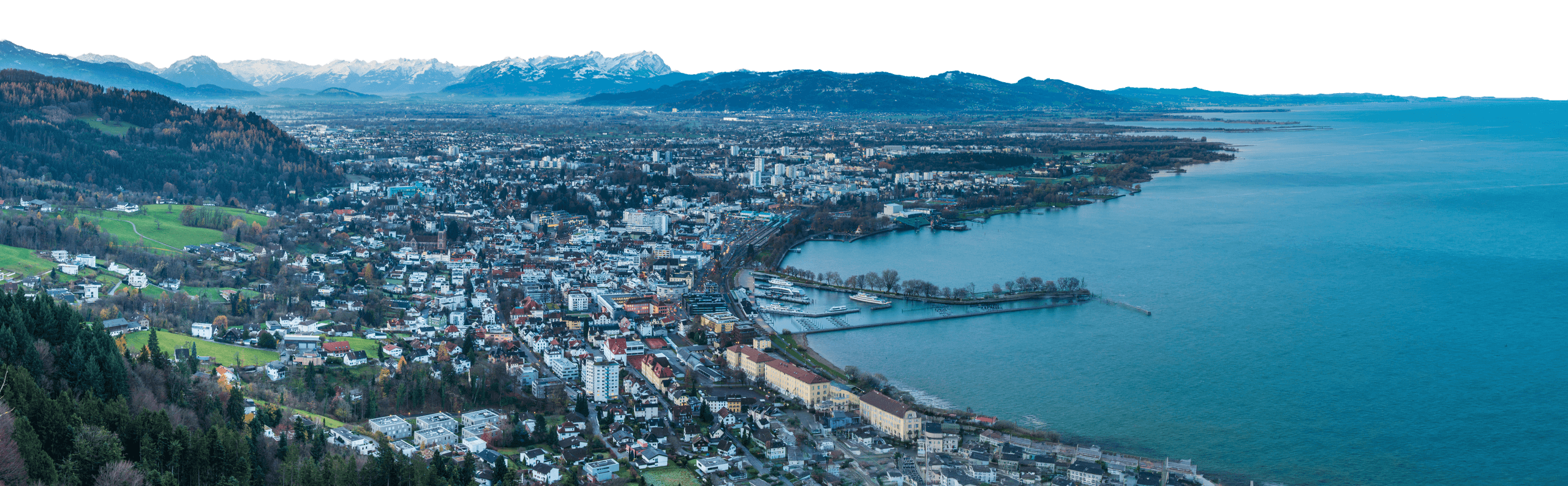 Bregenz am Bodensee vor dem Alpenpanorama